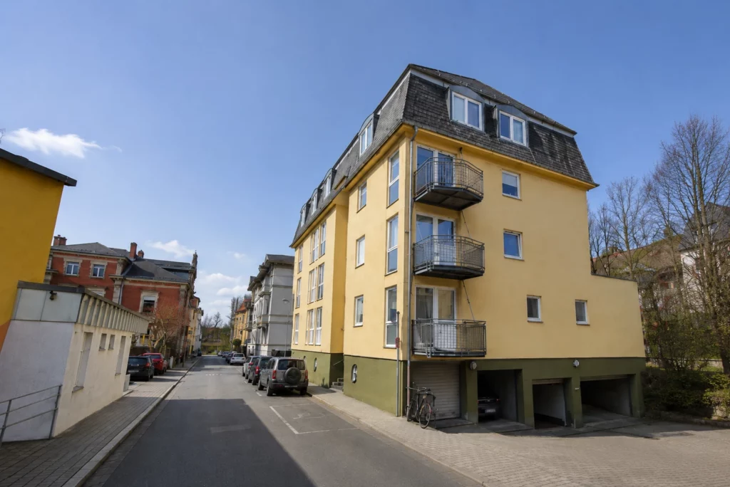 Großes gelbes Mehrfamilienhaus mit 33 Einheiten.